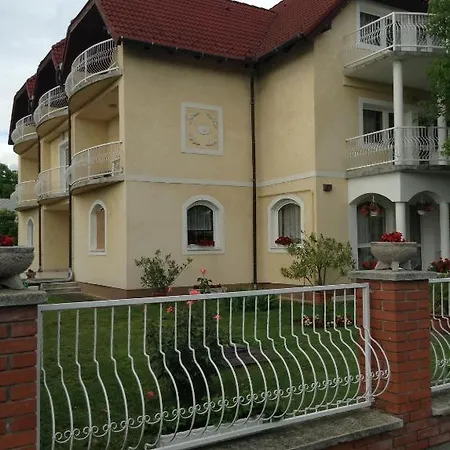 Apartmanhaz Гостевой дом 3*