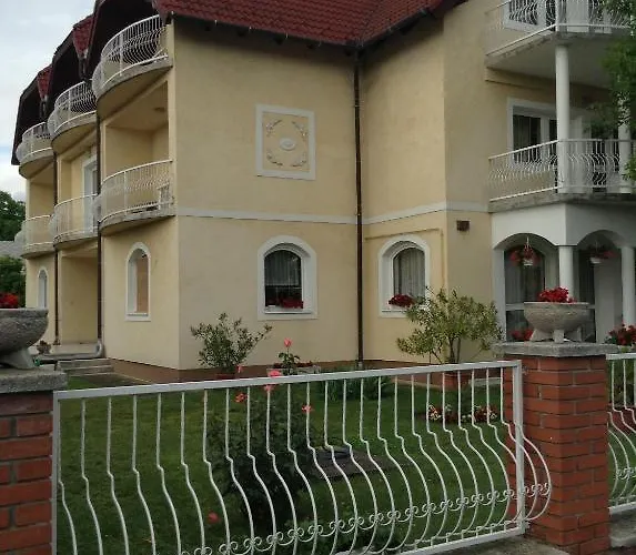 Apartmanhaz בית הארחה 3*