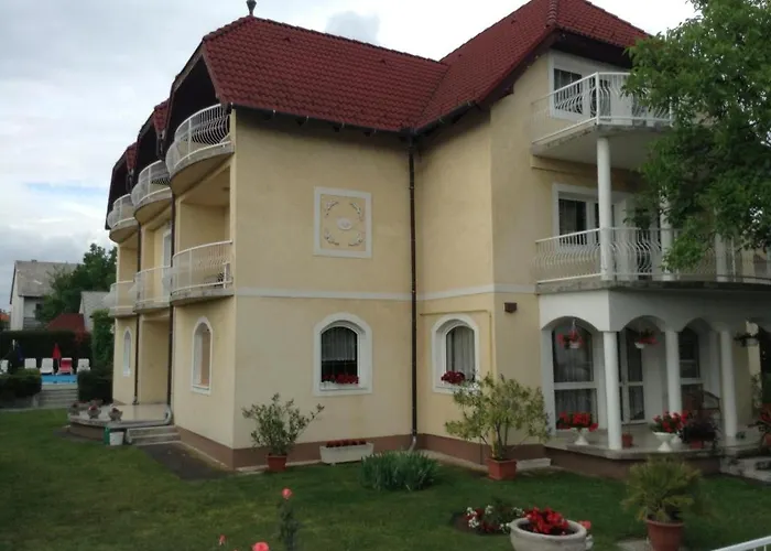 Apartmanhaz 3* קסזטלי